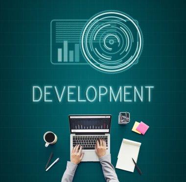 laptop ile çalışan kişi 