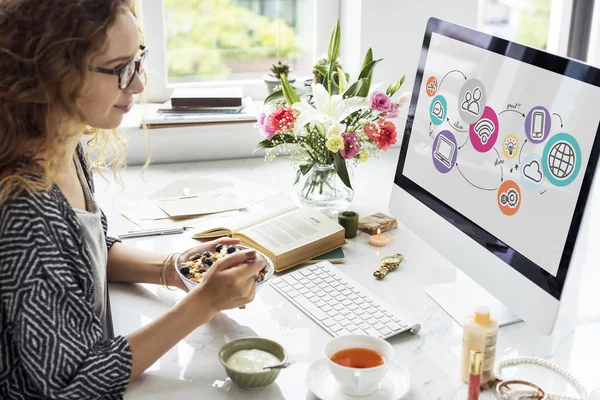 Jonge vrouw met computer — Stockfoto