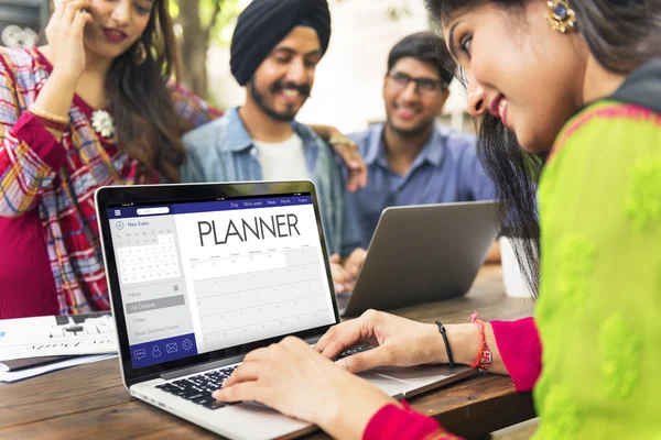 Estudiantes indios estudiando al aire libre — Foto de Stock