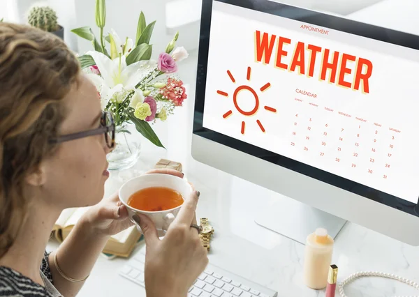 Vrouwen houden van thee beker — Stockfoto