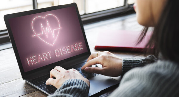 Женщина, работающая с ноутбуком