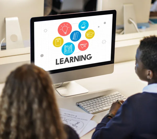 Alunos colegas de classe usando computador — Fotografia de Stock