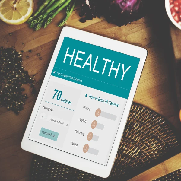 Digitales Tablet auf dem Tisch mit Lebensmitteln — Stockfoto