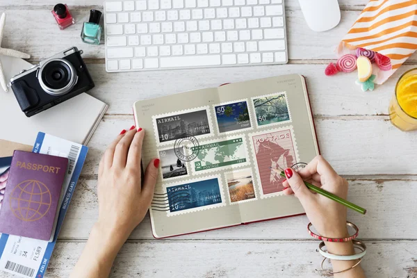 Vrouw handen schrijven op kaart — Stockfoto