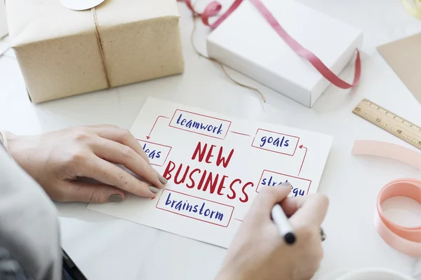 Tekst van het schrijven van de vrouw op briefkaart — Stockfoto