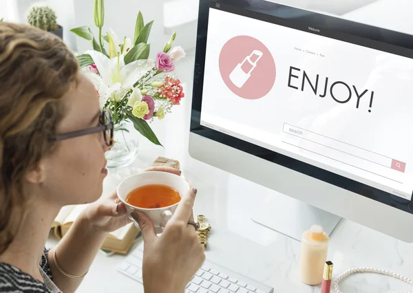 Vrouwen houden van thee beker — Stockfoto