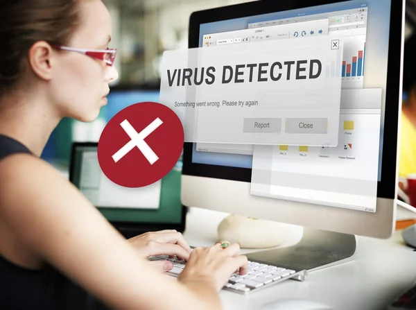 Mujer de negocios que trabaja en la computadora con el virus detectado —  Fotos de Stock