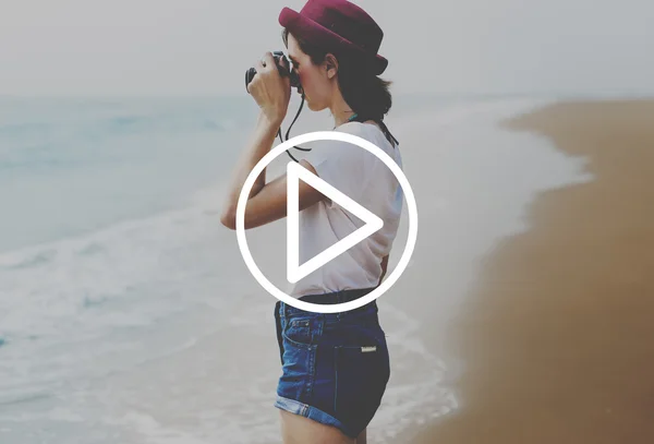 Chica en sombrero haciendo fotos —  Fotos de Stock