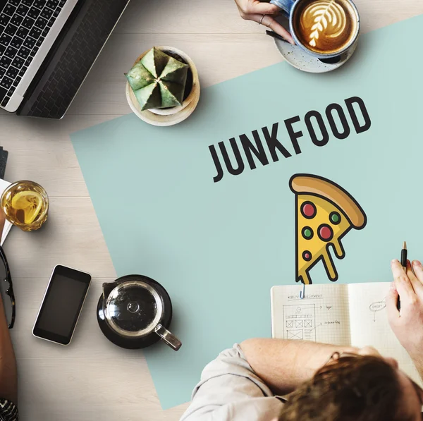 Table avec poster avec concept Junkf ood — Photo