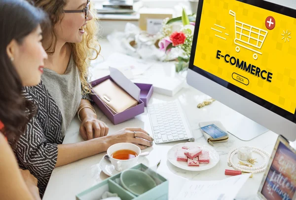 Mujeres sosteniendo taza de té — Foto de Stock