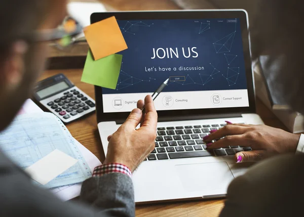 Uomini d'affari che lavorano e discutono idee — Foto Stock