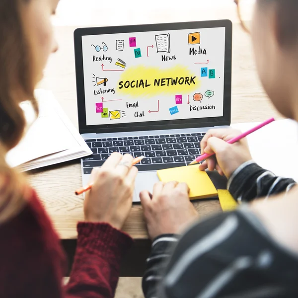 Meninas trabalhando com laptop — Fotografia de Stock