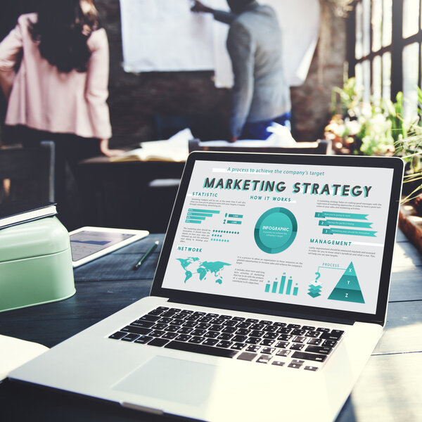 открытый ноутбук на деревянном столе
