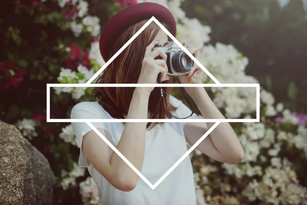 Flicka i hatt att göra foton — Stockfoto