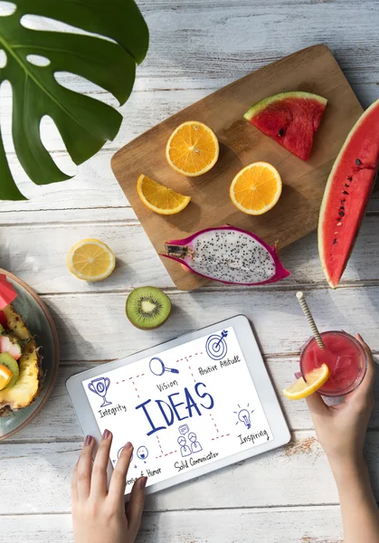 Houten tafel met vruchten en digitale tablet — Stockfoto