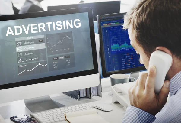 Affärsman som arbetar på dator med reklam — Stockfoto