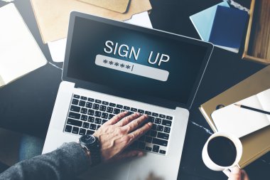 Erkek el dizüstü bilgisayarda yazarak