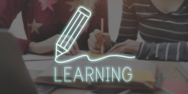 Öğrenci kızlar ev görev yapıyor