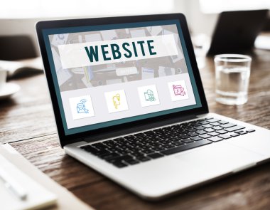 ahşap masa üstünde açılan laptop