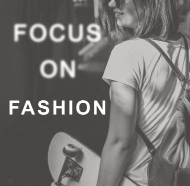 kaykay ile genç kadın 