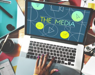 Dizüstü bilgisayarla çalışan kadın