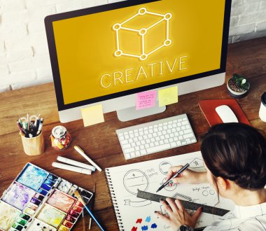 Tasarım stüdyosu çizim kız