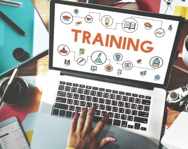 Dizüstü bilgisayarla çalışan kadın