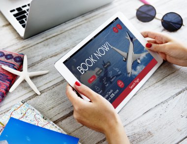 Dijital tablet tutan eller kadın