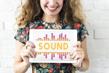 Dijital tablet tutan kadın