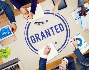 Bir grup insan birlikte çalışma 