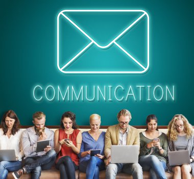 aygıtları ve iletişim ile insanlar oturup