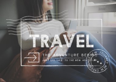 kadın kahverengi sırt çantası ile