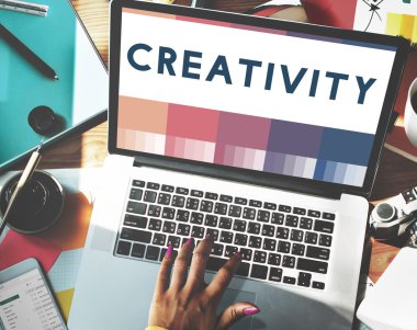 Dizüstü bilgisayarla çalışan kadın