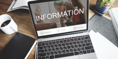 Açık Ofis Masası üstünde laptop