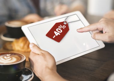 Adam kafede dijital tablet kullanma