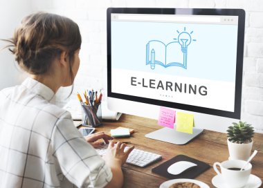 bilgisayar klavyede yazarak kız