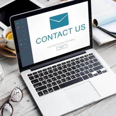 ekrandaki bilgileri ile dizüstü bilgisayar