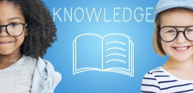 Gülümseyen iki sevimli kız