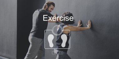 Sportif çift germe egzersizleri yapıyor 