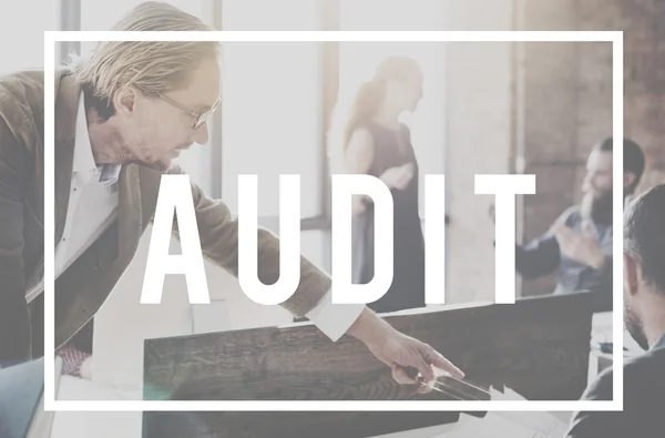 Persone che lavorano in ufficio e Audit — Foto Stock