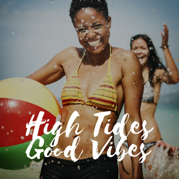 Wanita bahagia dengan bola pantai — Stok Foto