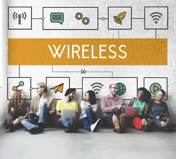 Diversidade amigos perto da parede com wireless — Fotografia de Stock