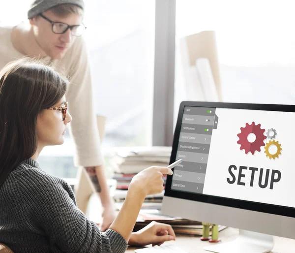 Frau zeigt auf Monitor mit Setup — Stockfoto