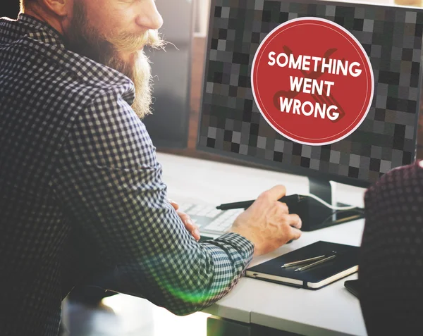 Hombre de negocios que trabaja en la computadora con Something Went Wrong — Foto de Stock