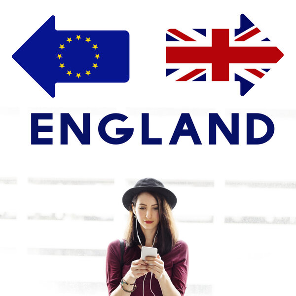 Женщина в шляпе просматривает смартфон
