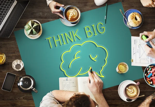 Mesa com cartaz com conceito Think Big — Fotografia de Stock