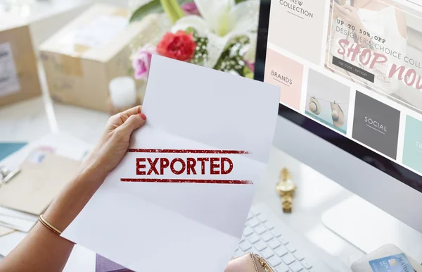 Mujer leyendo carta —  Fotos de Stock