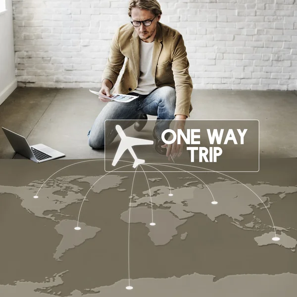 Hombre de negocios que trabaja con One Way Trip — Foto de Stock