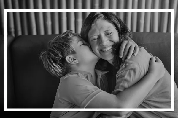 Filho beijando mãe — Fotografia de Stock