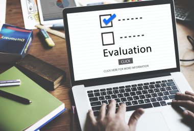 Erkek el dizüstü bilgisayarda yazarak